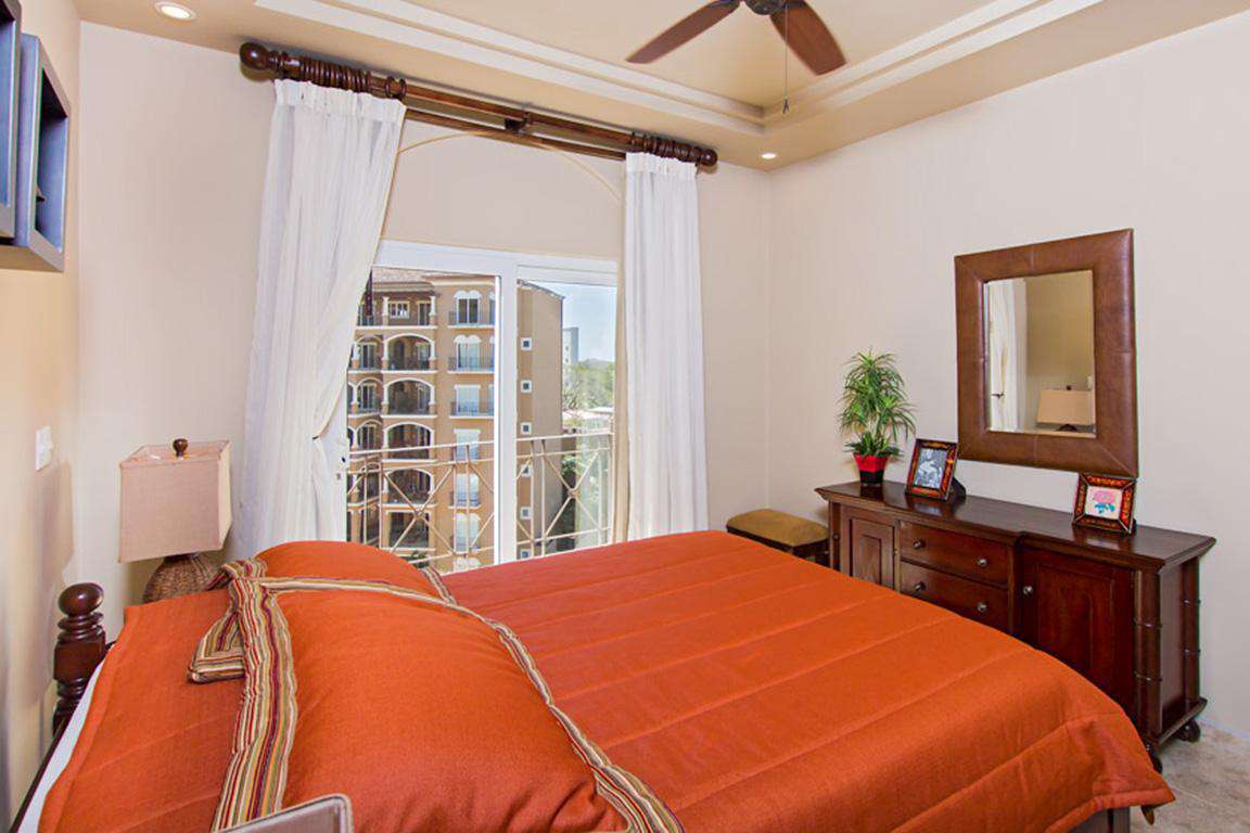 Guest bedroom, Queen bed, full private bathroom