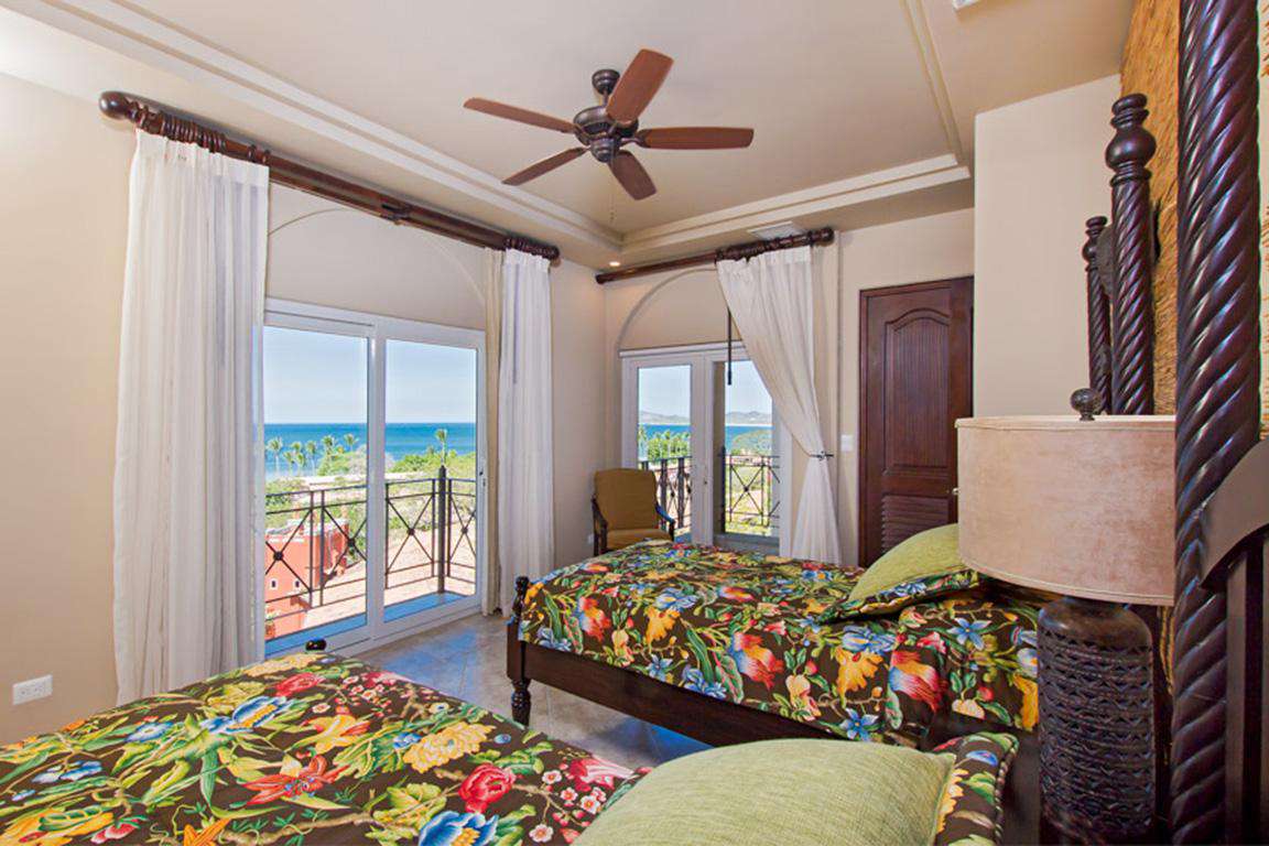 Guest bedroom, two twin beds, private bathroom