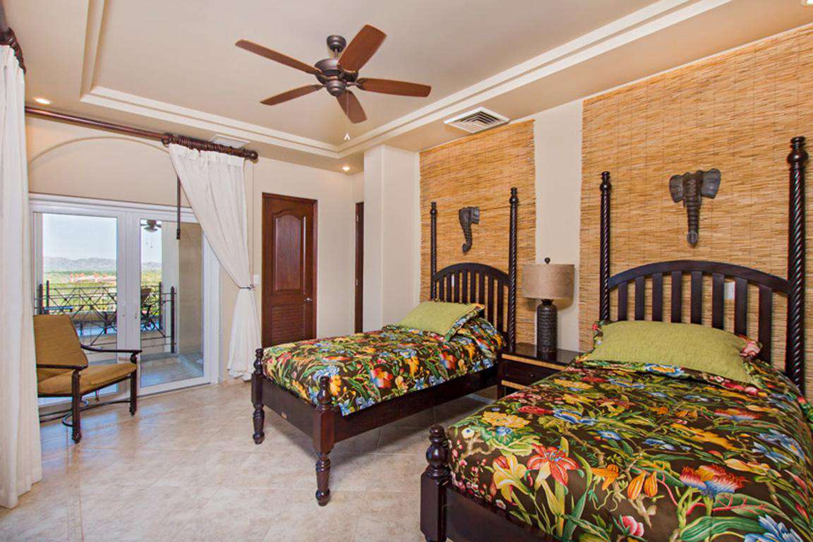 Guest bedroom, two twin beds, private bathroom