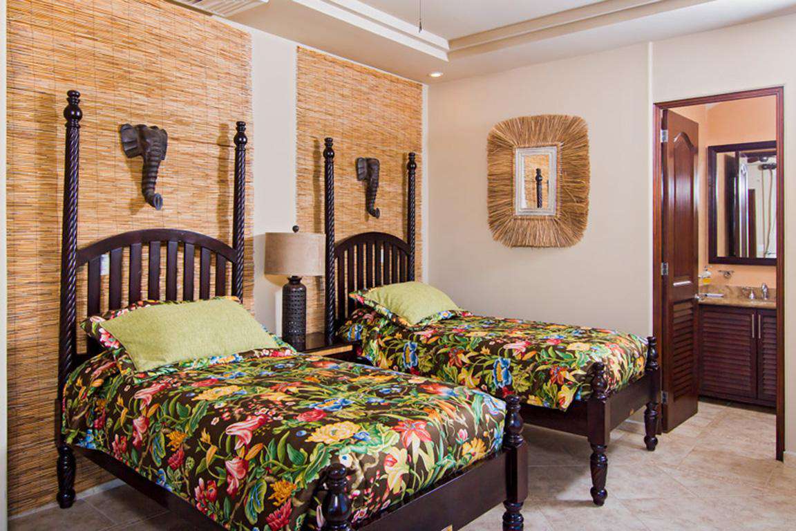 Guest bedroom, two twin beds, private bathroom