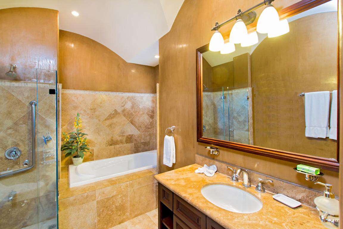 Master bathroom, garden tub, walk in shower