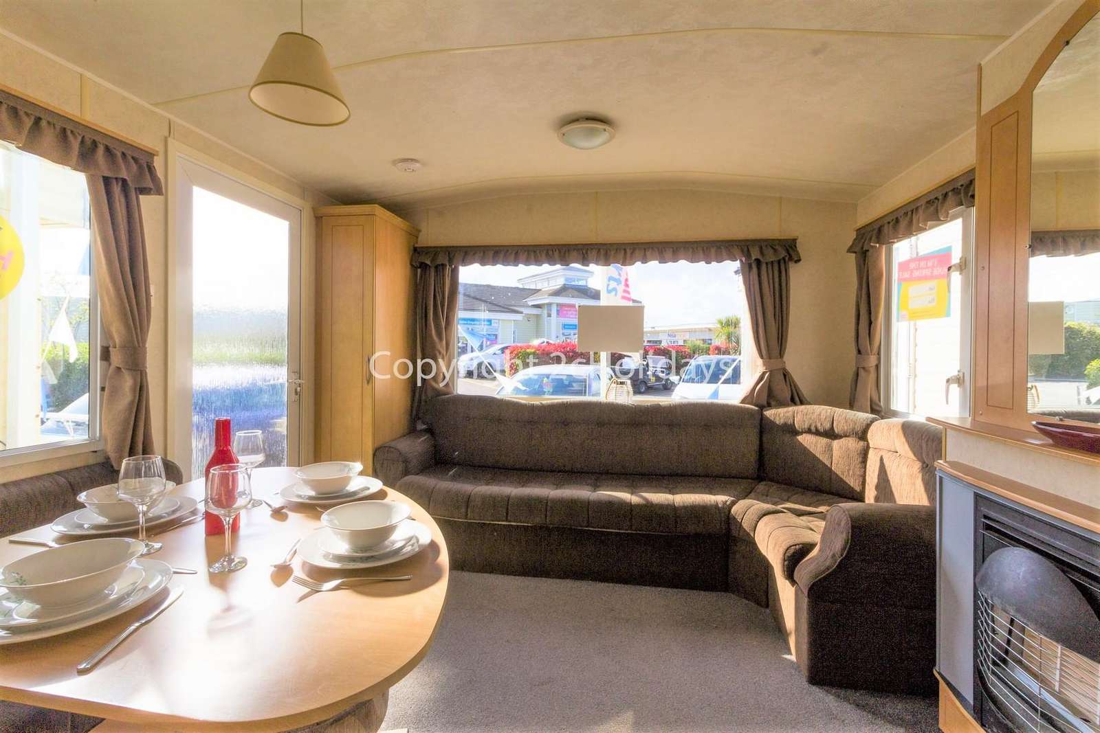 Spacious lounge/dining area