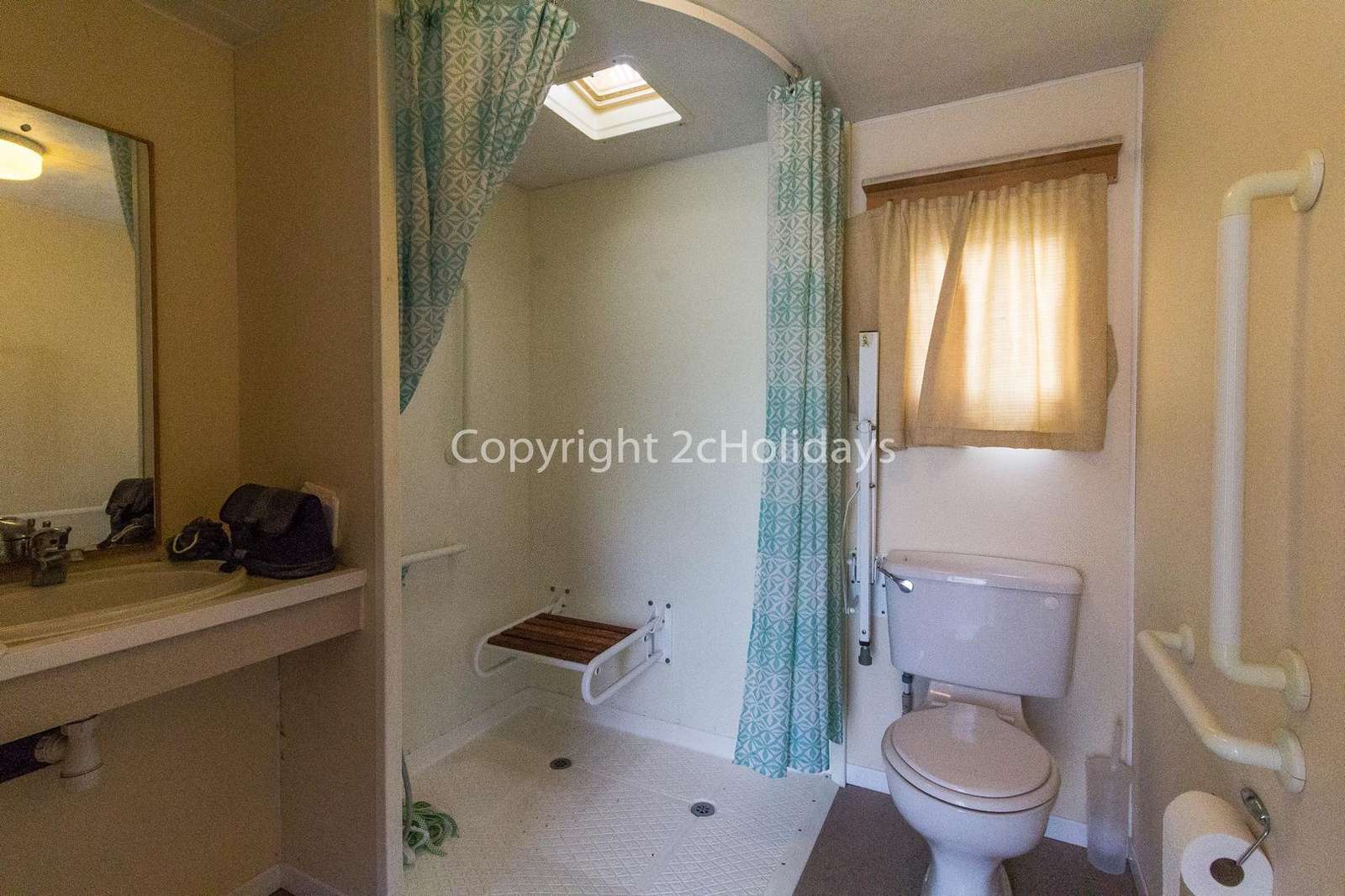 Spacious wheel chair adapted wet room