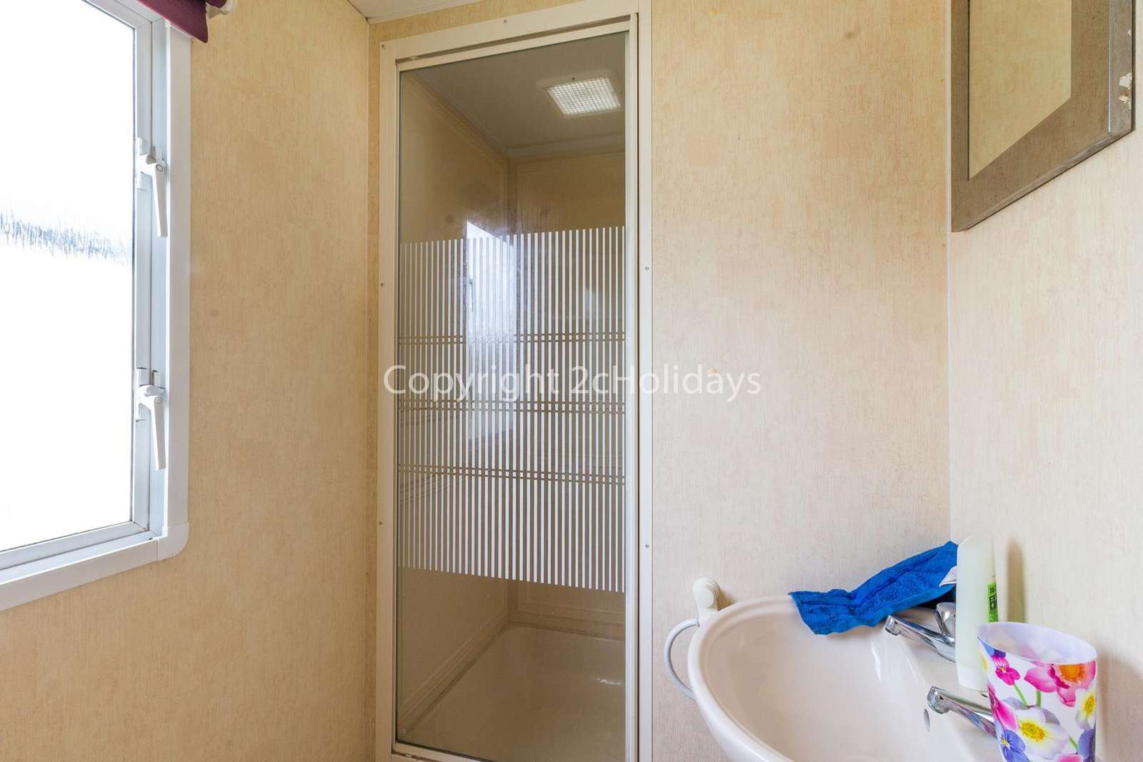 Ideal space in this family washroom!