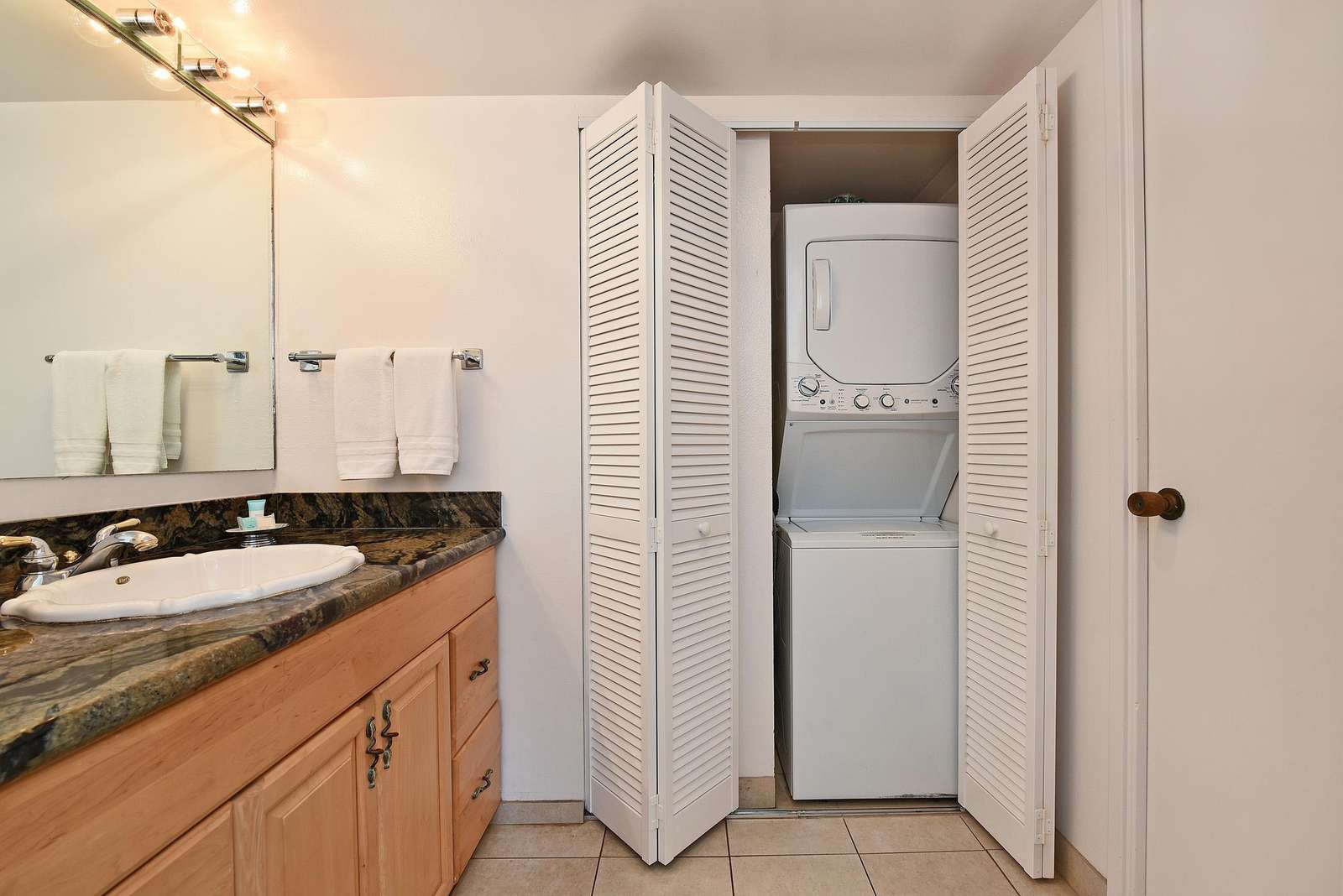 Vanity Sink w/Washer and Dryer
