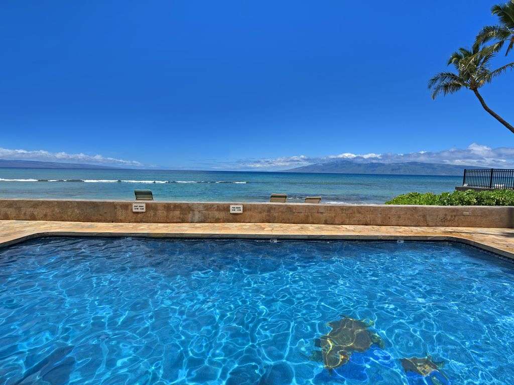 OCEANFRONT with views
of Molokai And Lana'i