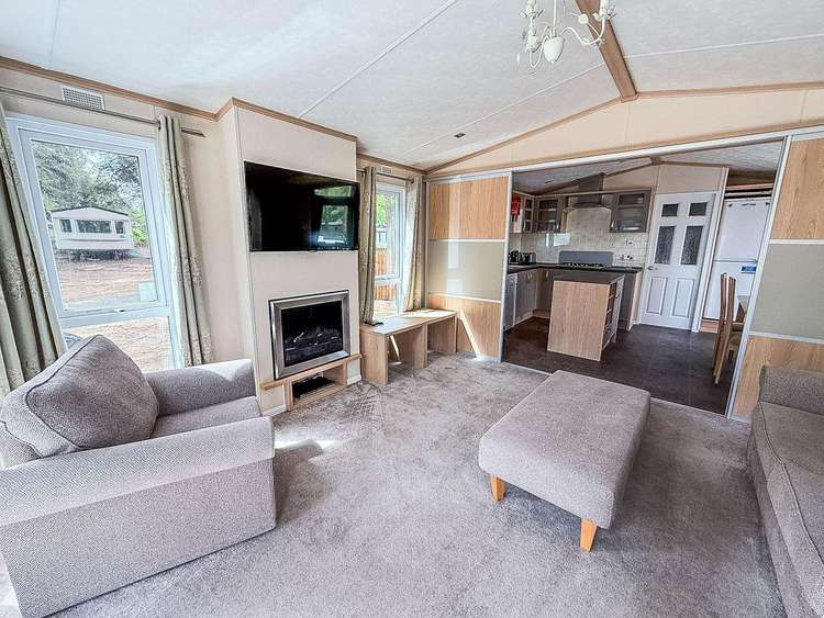 11269MC⛱️ – Mandarin Court area, 3 bed, 8 berth caravan with decking. Opal rated. Preview 4