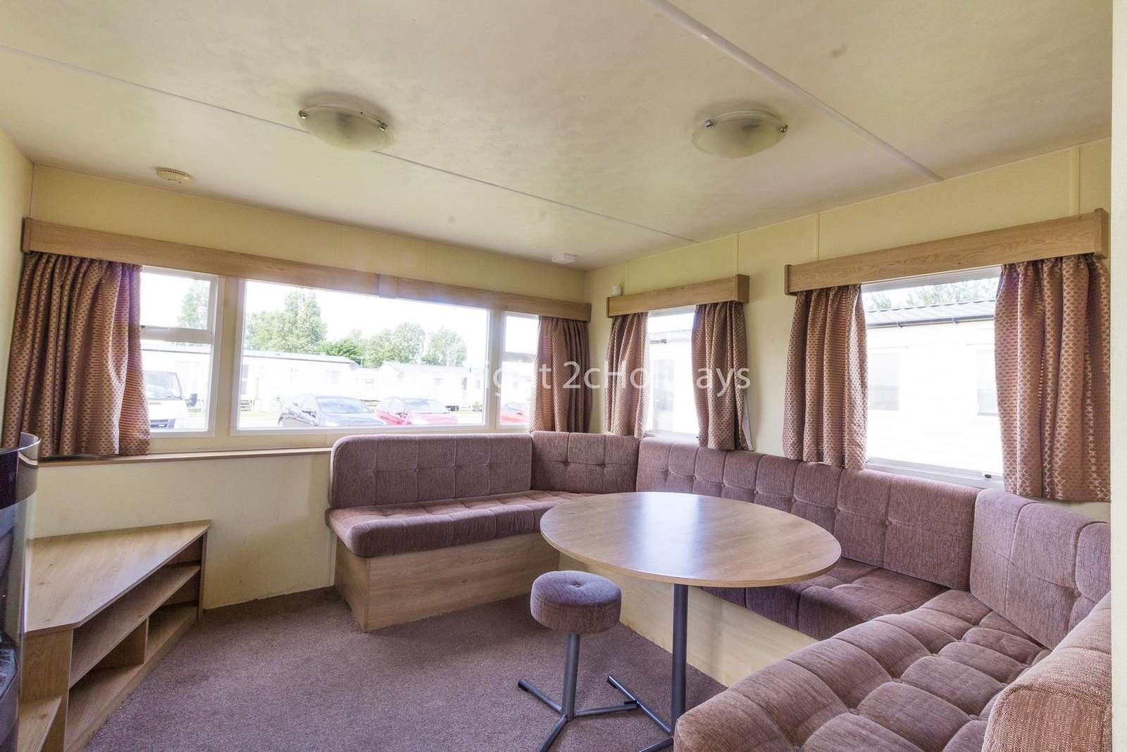 Open plan living/dining area, great for families!