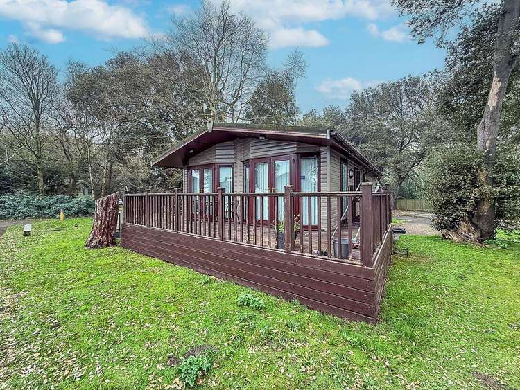 32108A⛱️ – 8a, Ocean Glade Phase 1, 3 bed, 6 berth lodge with decking. Platinum-Deluxe rated. Preview 0