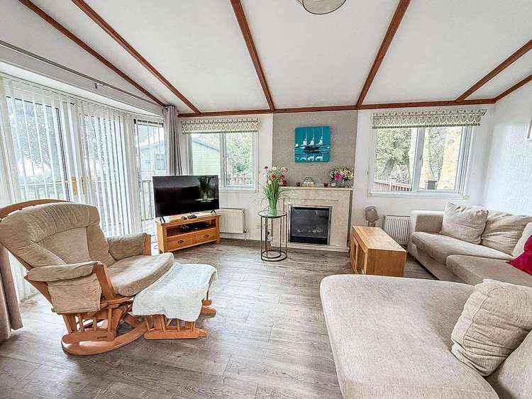 32108A⛱️ – 8a, Ocean Glade Phase 1, 3 bed, 6 berth lodge with decking. Platinum-Deluxe rated. Preview 4