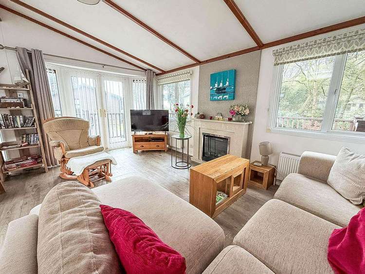 32108A⛱️ – 8a, Ocean Glade Phase 1, 3 bed, 6 berth lodge with decking. Platinum-Deluxe rated. Preview 5