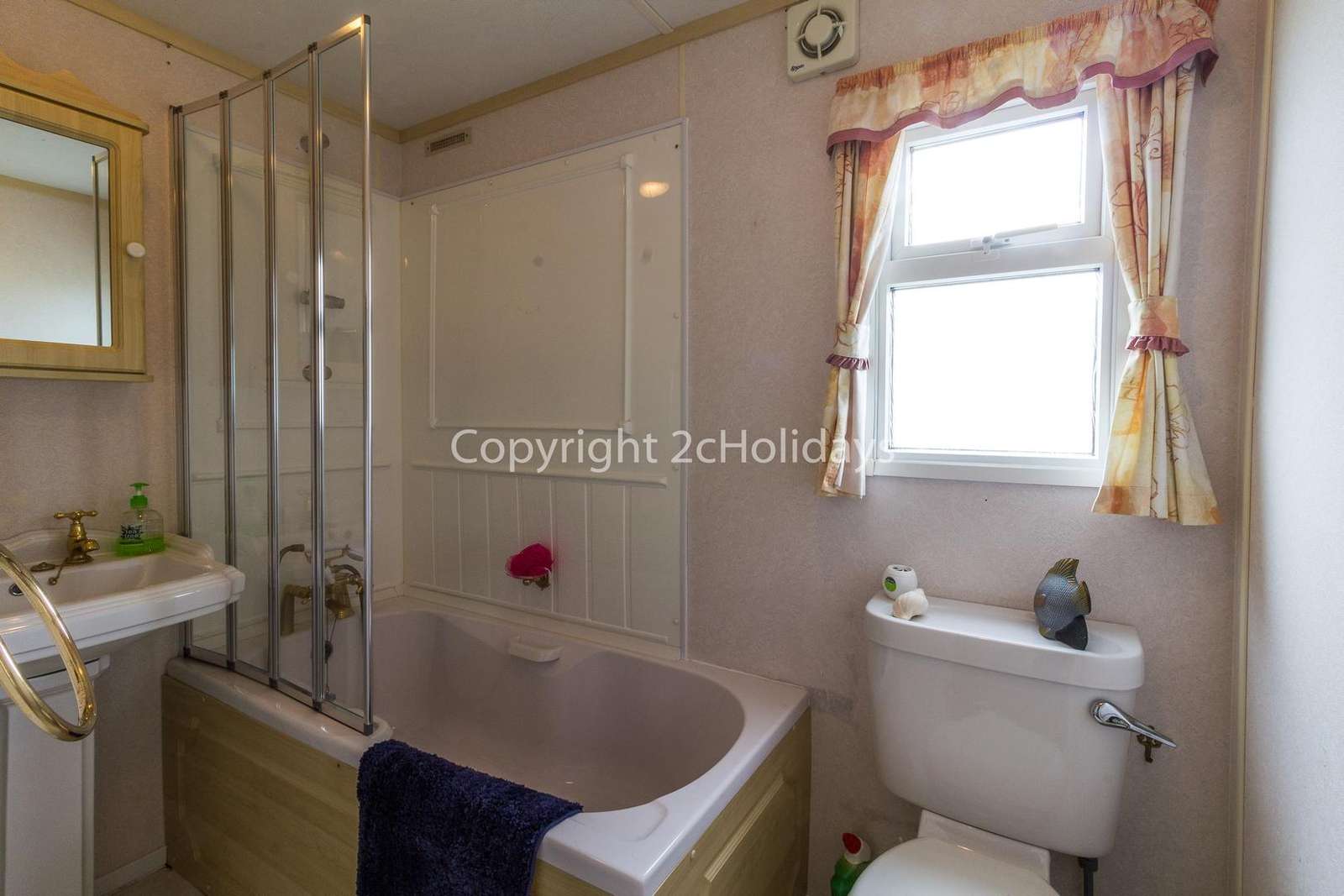 Great size family washroom with a bath!