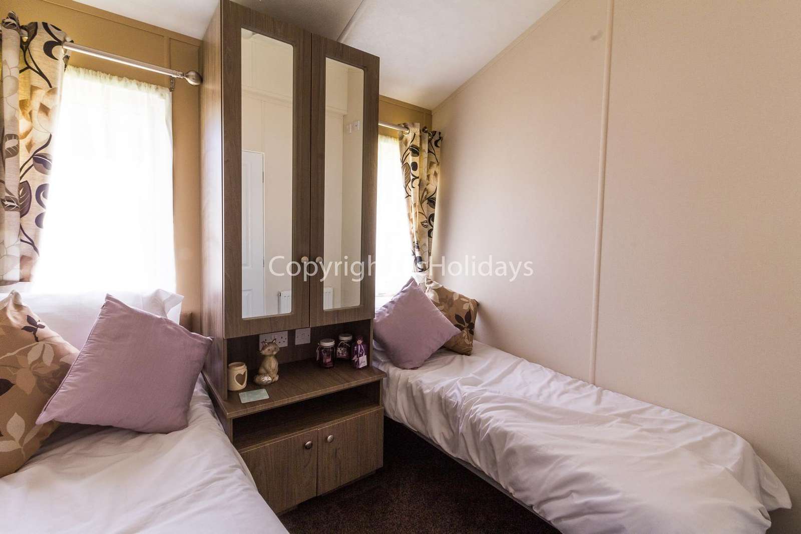 Spacious twin bedroom!