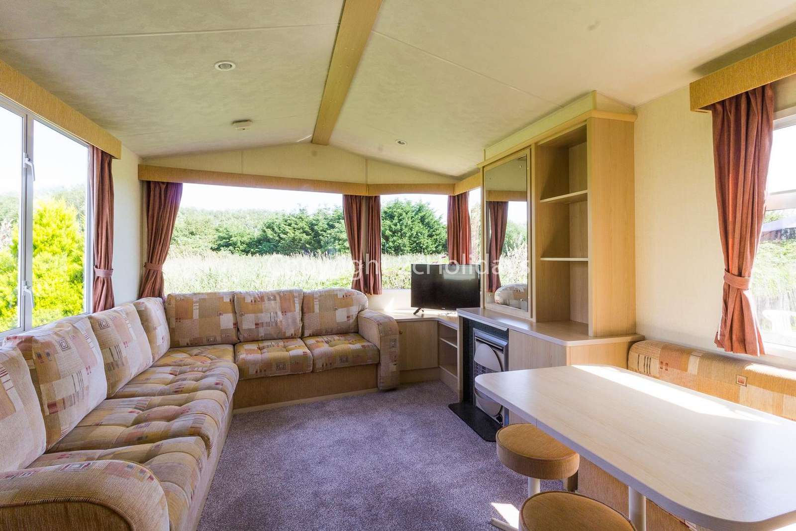 Open plan lounge/diner, ideal for families!