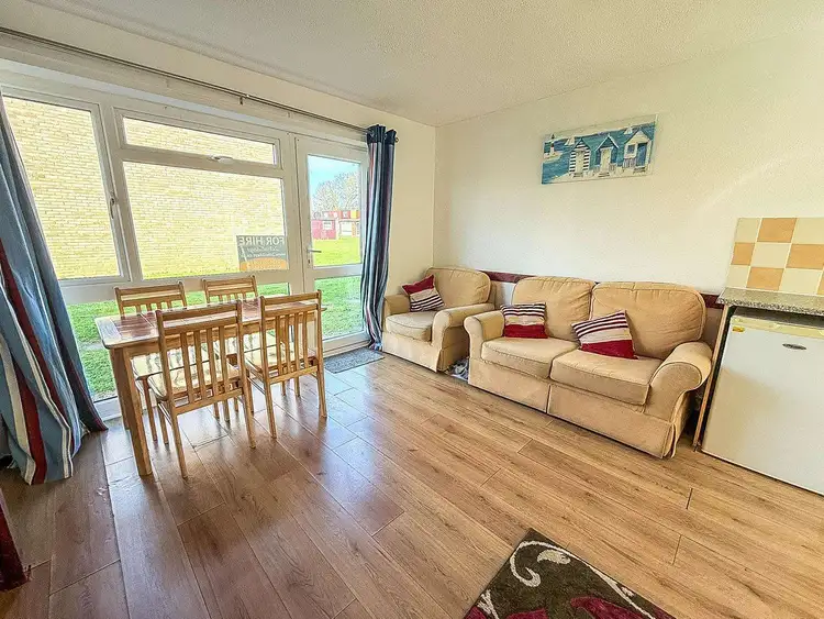 18152B⭐ – Bermuda, 2 bed, 4 berth chalet with D/G & electric heaters throughout. Ruby rated. Preview 3