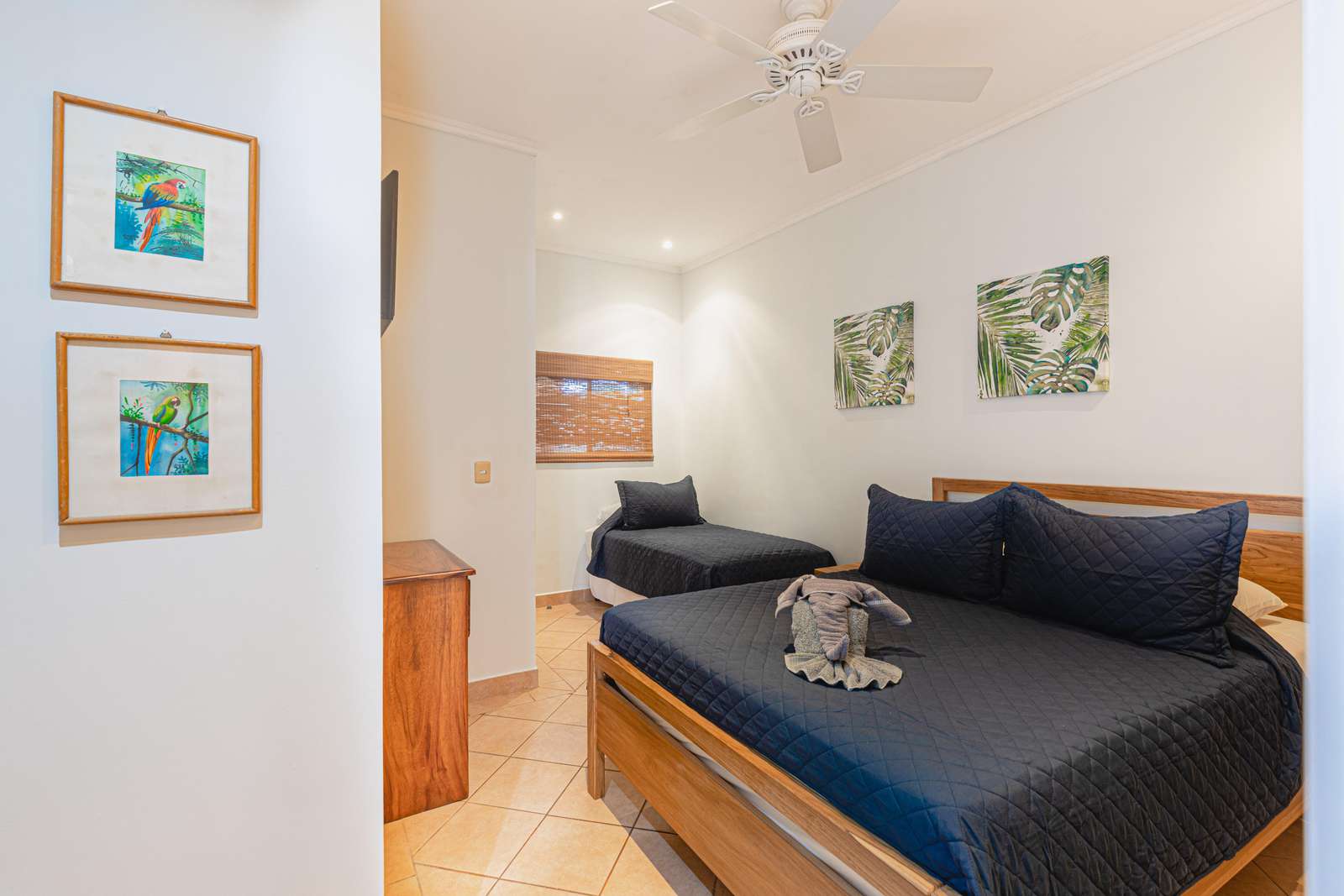 Guest bedroom, Queen bed and twin bed
