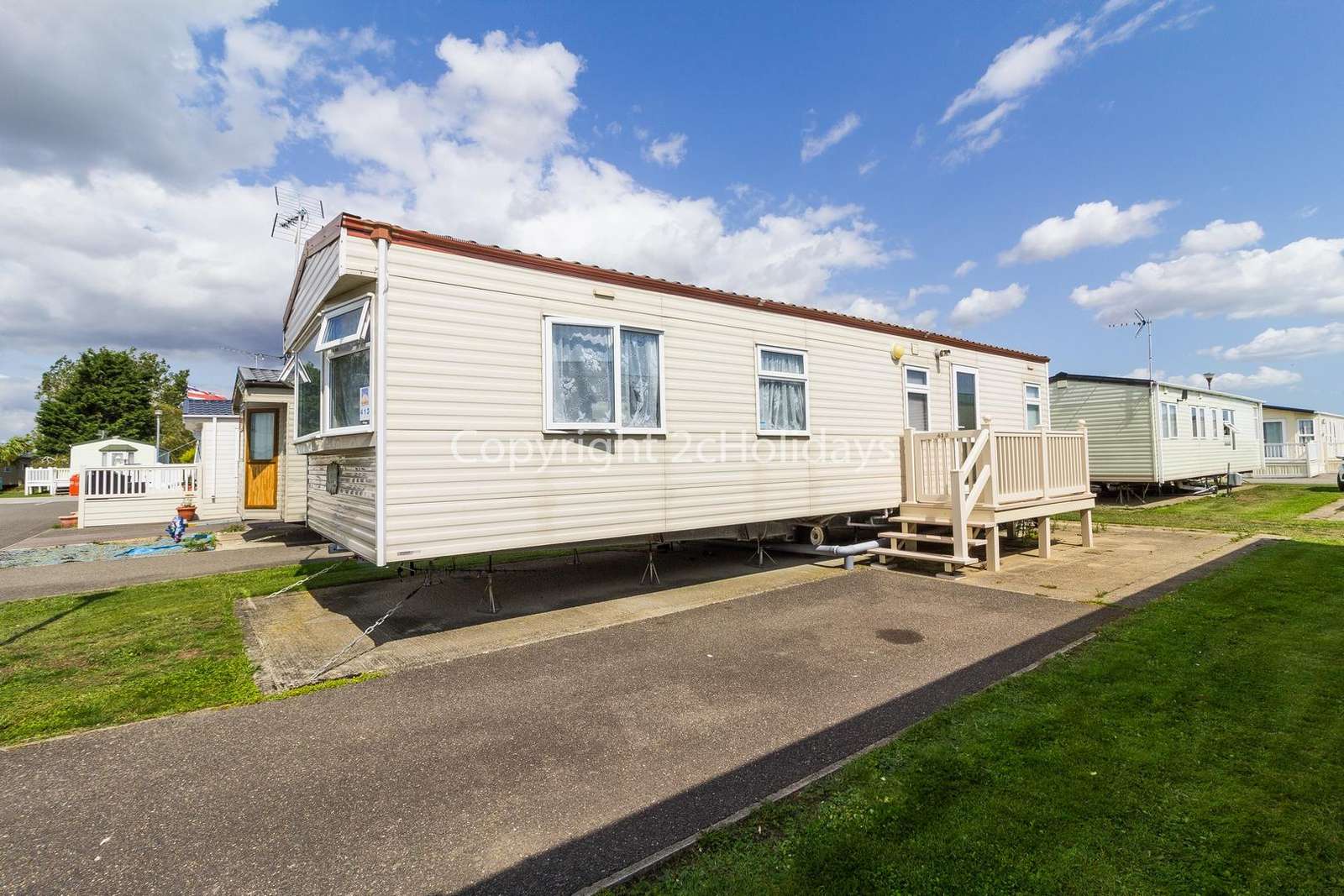 Great caravan close to the lovely seaside town of Clacton-on-Sea.