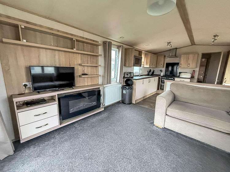 27011HV⭐ – HV, 2 bed, 6 berth caravan with field views, D/G & C/H. Ruby rated. Preview 5