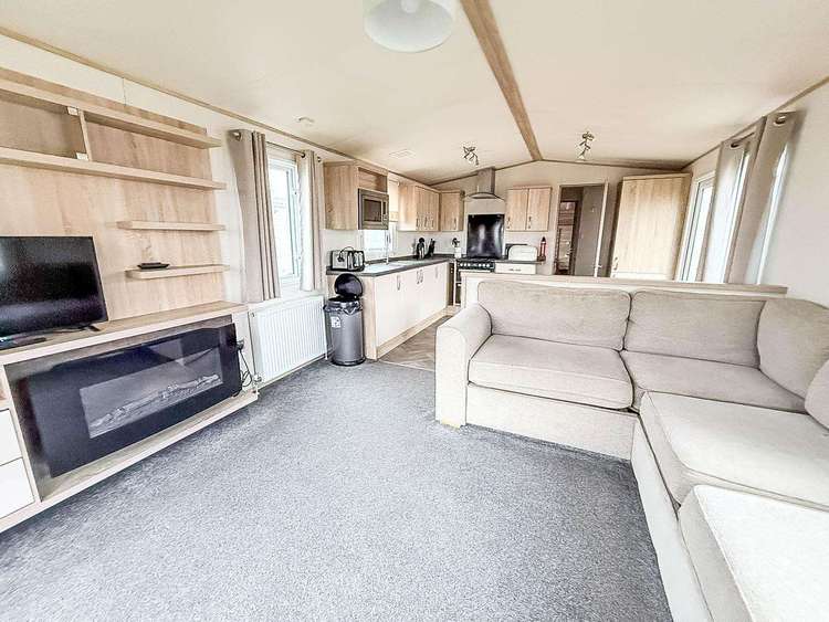 27011HV⭐ – HV, 2 bed, 6 berth caravan with field views, D/G & C/H. Ruby rated. Preview 4