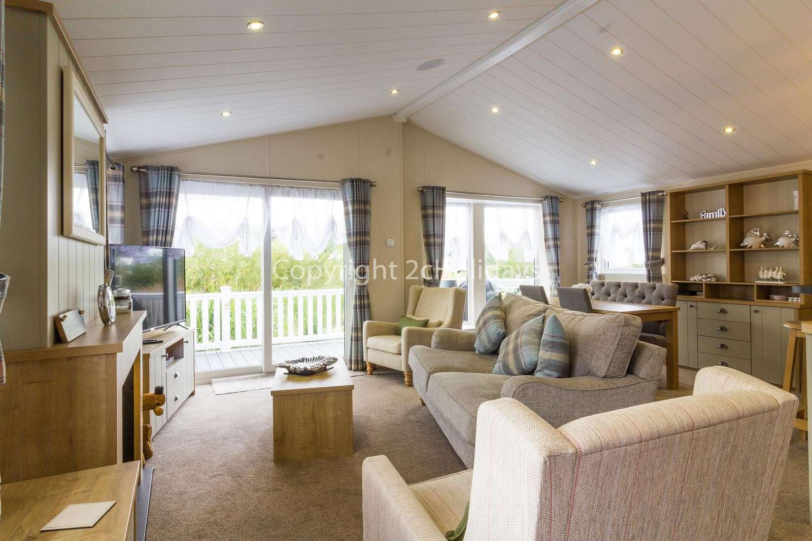Spacious open plan lounge/diner, ideal for families!