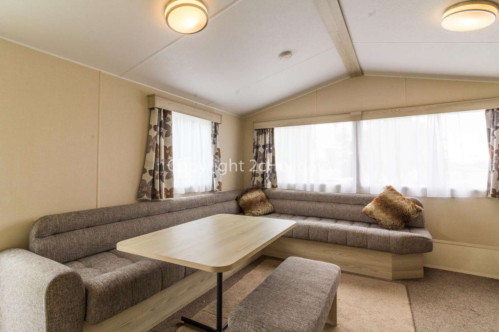 Spacious open plan living/dining area, great for families!