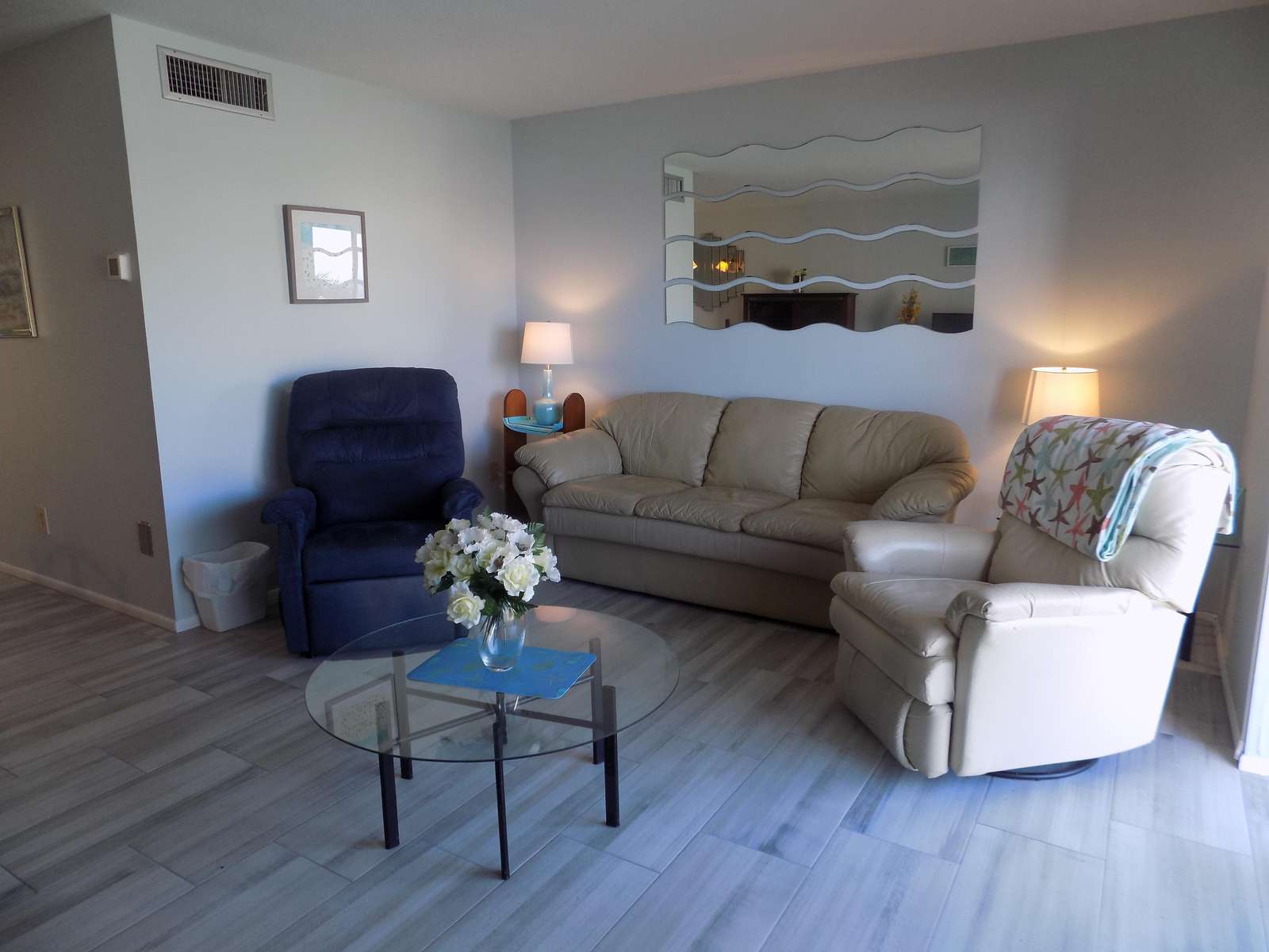 Living area with 2 recliners!