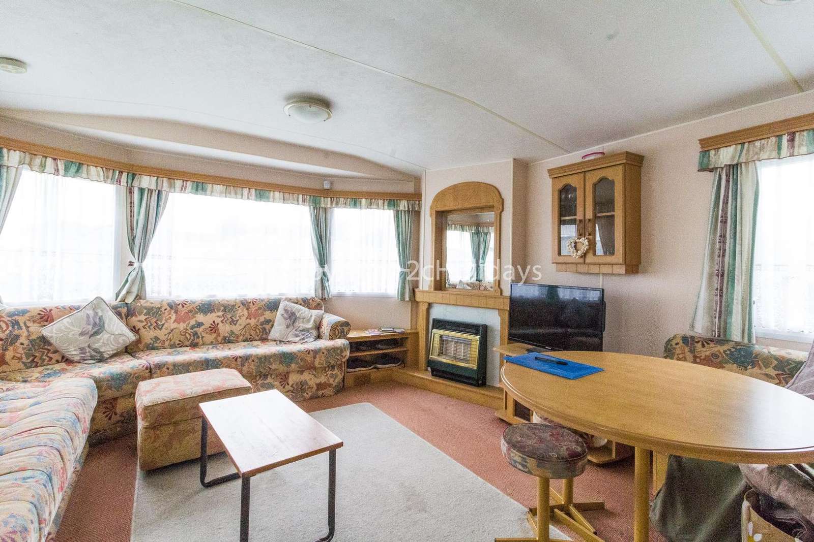 Open plan living/dining area, great for families!