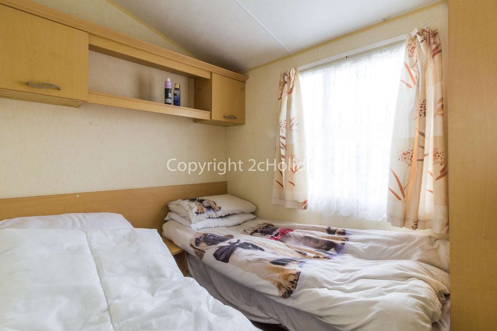 There's plenty of storage in this cosy twin bedroom!