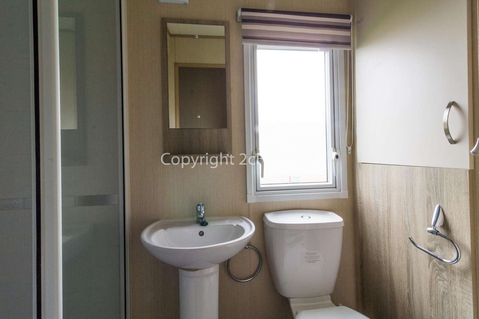 Great size family wash room!