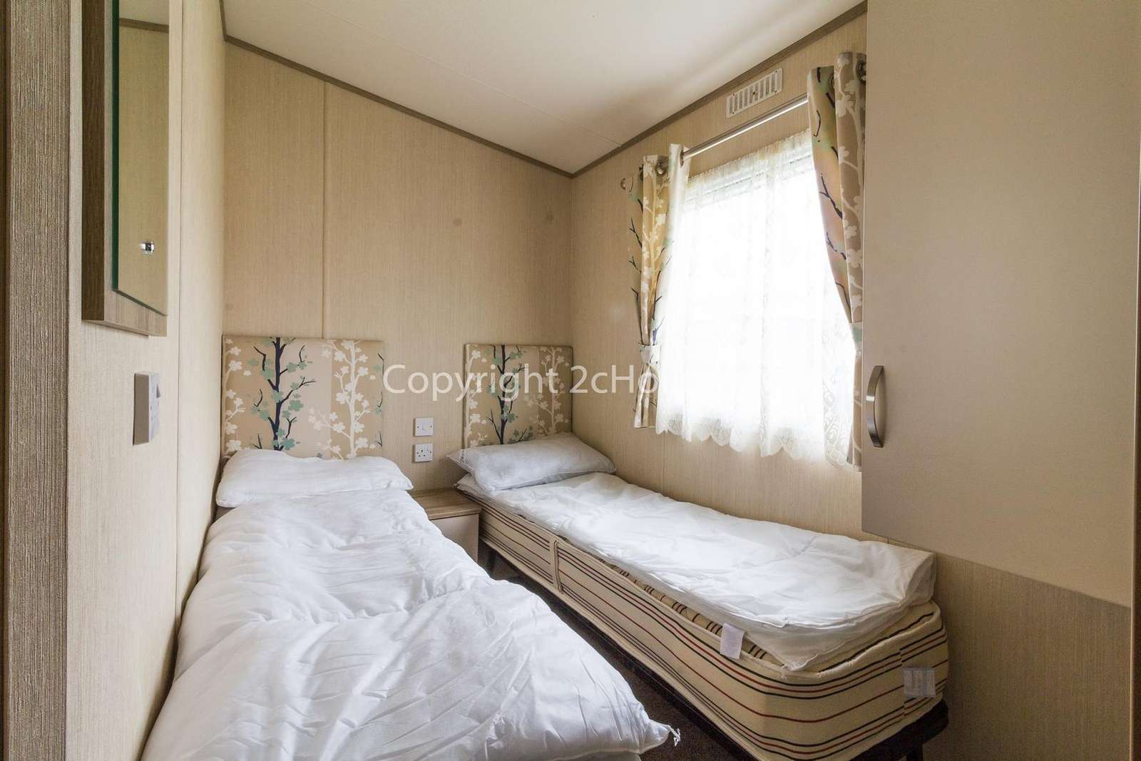 Cosy twin bedroom with plentiful storage!