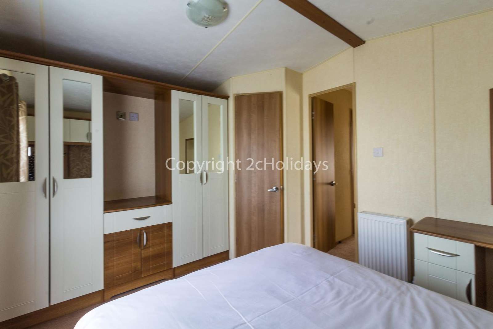 Beautiful mirrored wardrobes with plenty of storage space!