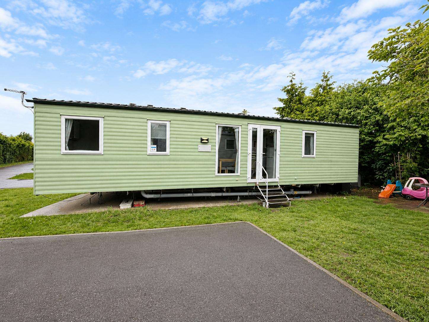 Dog friendly 8 berth caravan located on the edge of the Norfolk Broads. Perfect for a family break away discovering the beautiful landscape of Norfolk. - property