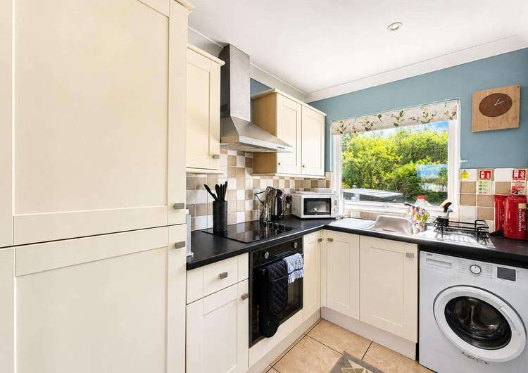 31039R⭐ – Rainbow’s End, 2 bed, 4 berth chalet with double glazing. Opal rated. Preview 5
