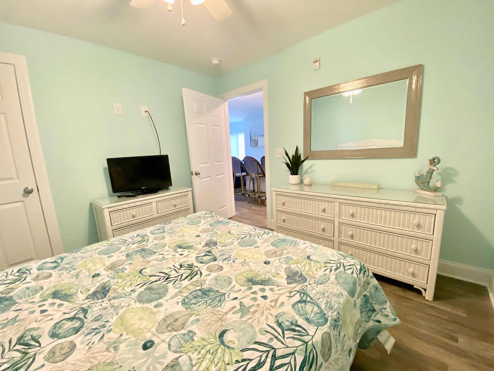 Guest room, Queen bed