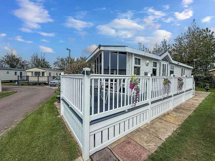 50056L⛱️ – Lapwing, 2 bed, 6 berth caravan with decking, D/G & C/H. Diamond rated. Preview 0