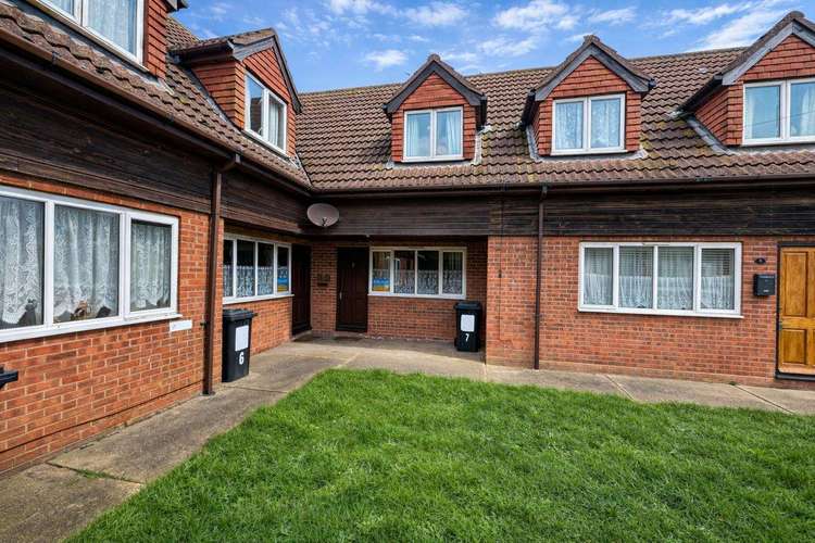 99007J⛱️ – Jasmines, 3 Bedroom Holiday Cottage in Hemsby (sleeps up to 7 people). Ruby rated. Preview 0