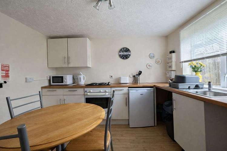 99007J⛱️ – Jasmines, 3 Bedroom Holiday Cottage in Hemsby (sleeps up to 7 people). Ruby rated. Preview 5