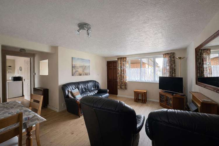 99006J⛱️ – Jasmines, 3 bed, 9 berth holiday cottage in Hemsby. Ruby rated. Preview 5