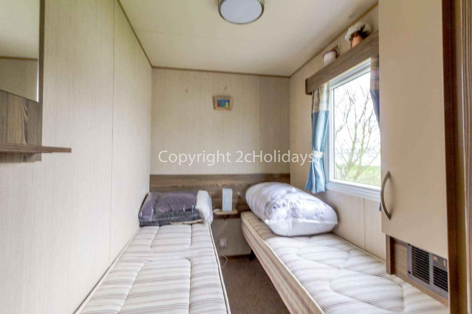 Good size twin bedroom!