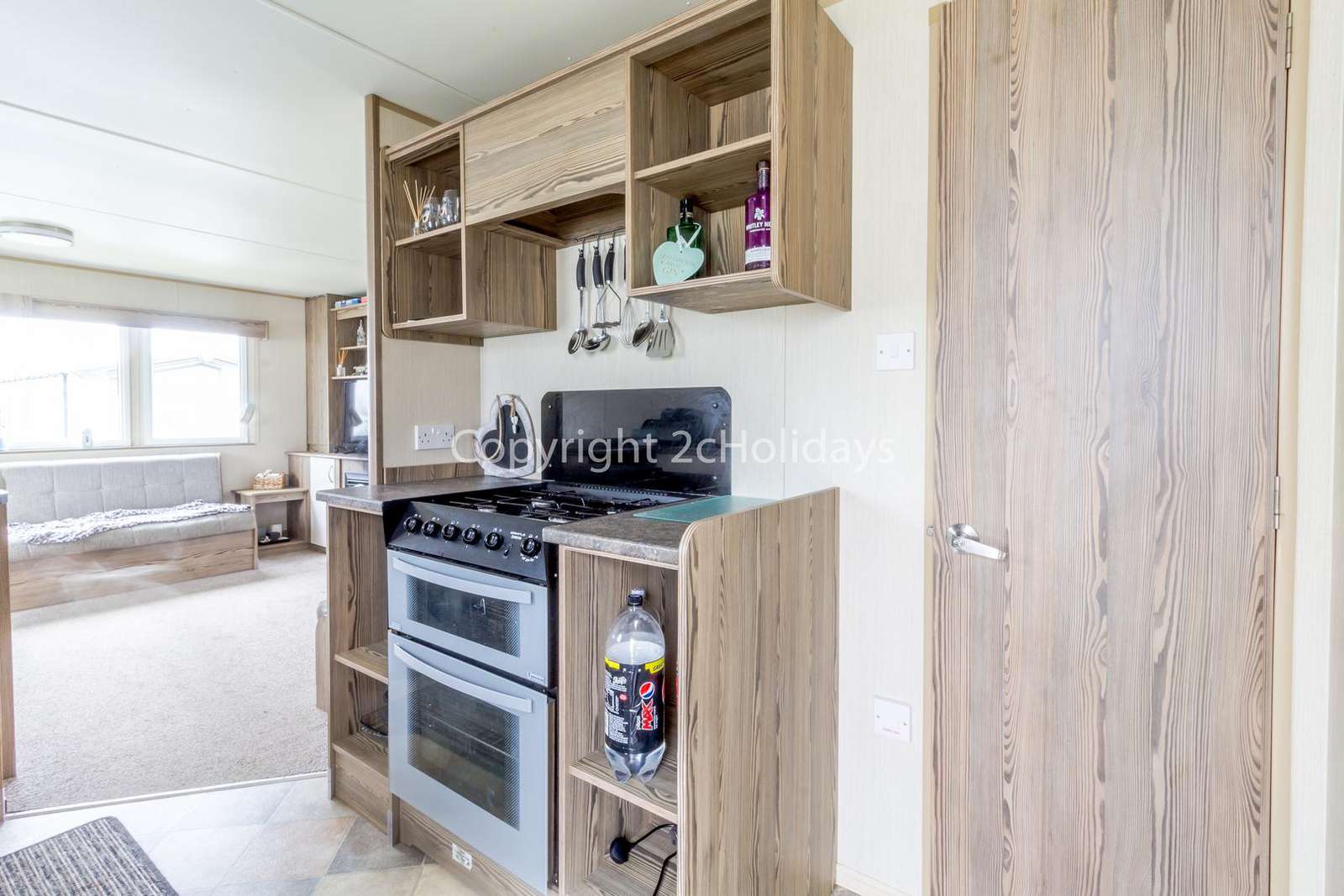Kitchen includes a full size hob!