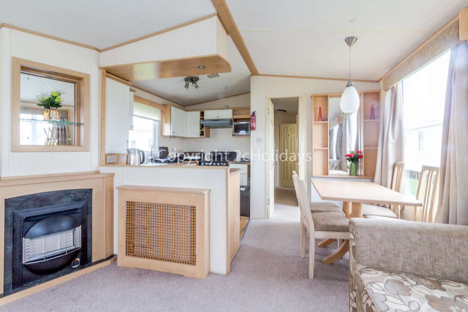 Open plan spacious lounge/dining area leading ti the kitchen!