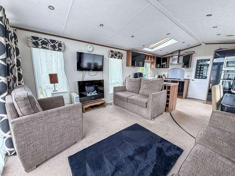 50001aM⛱️ – Magpie area, 3 bed, 8 berth caravan with decking, D/G and C/H. Diamond rated. Preview 4