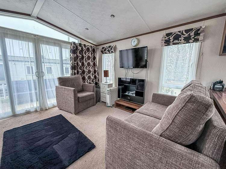 50001aM⛱️ – Magpie area, 3 bed, 8 berth caravan with decking, D/G and C/H. Diamond rated. Preview 5