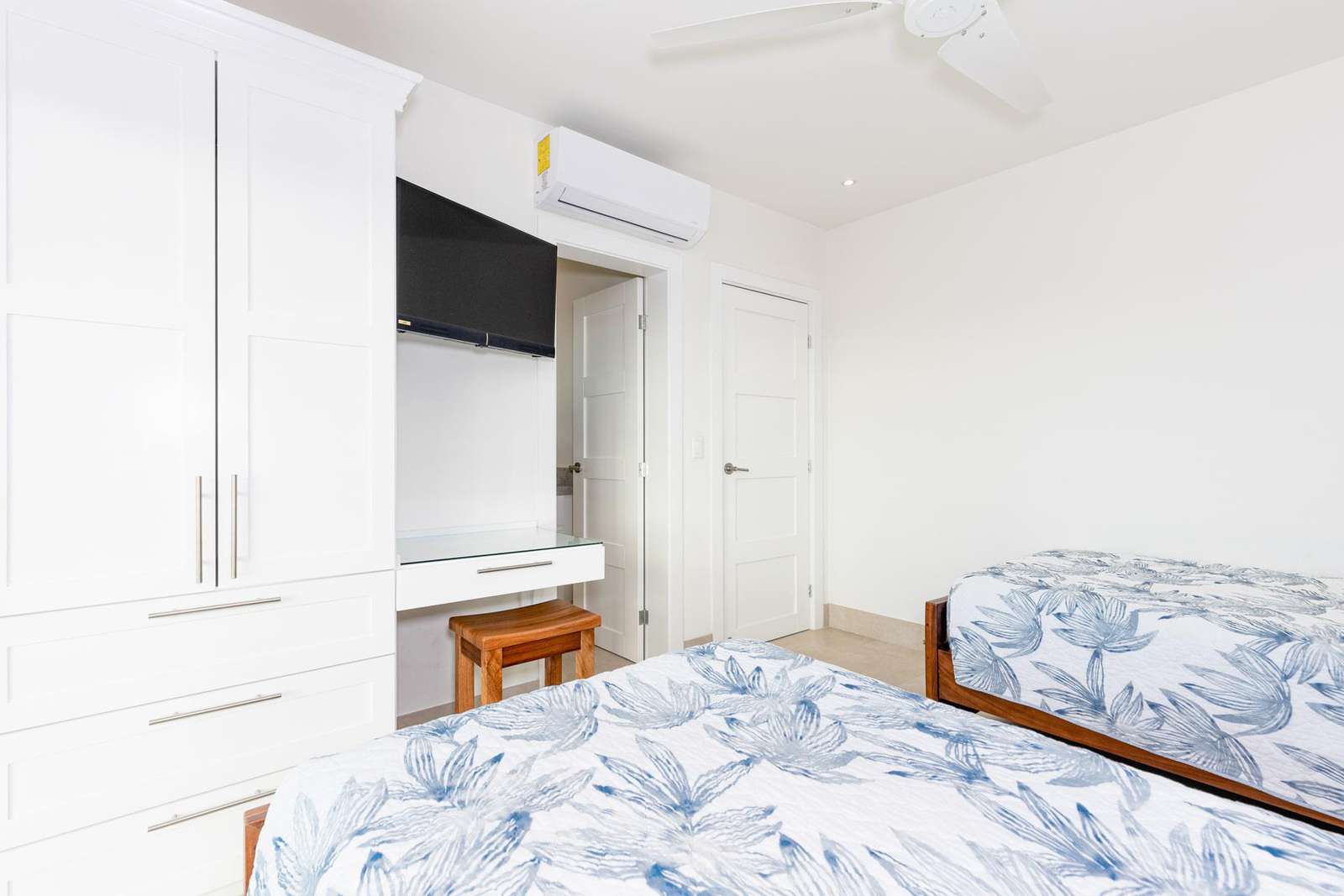 Second bedroom, two twin beds