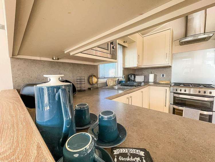19006SD⛱️ – Sunset Drive area, 2 bed, 6 berth caravan with decking, D/G & C/H. Diamond rated. Preview 4