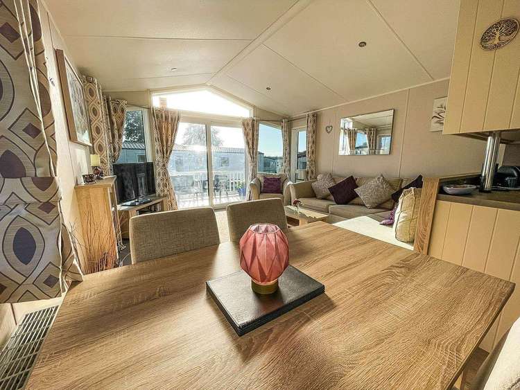 19006SD⛱️ – Sunset Drive area, 2 bed, 6 berth caravan with decking, D/G & C/H. Diamond rated. Preview 5