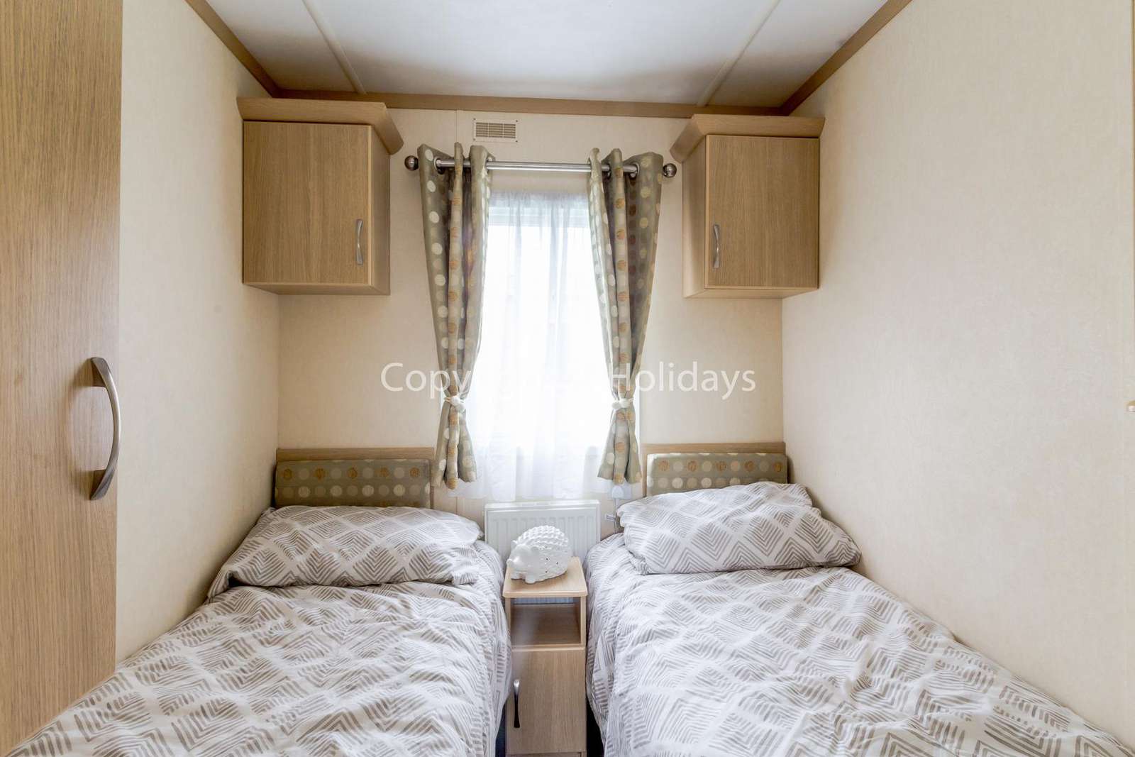 Cosy twin bedroom with plenty of storage!