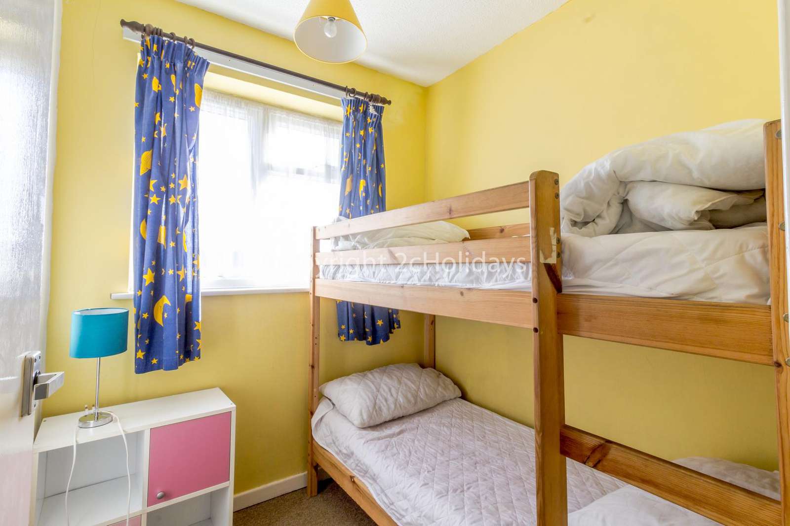 Twin room with bunkbed and storage!