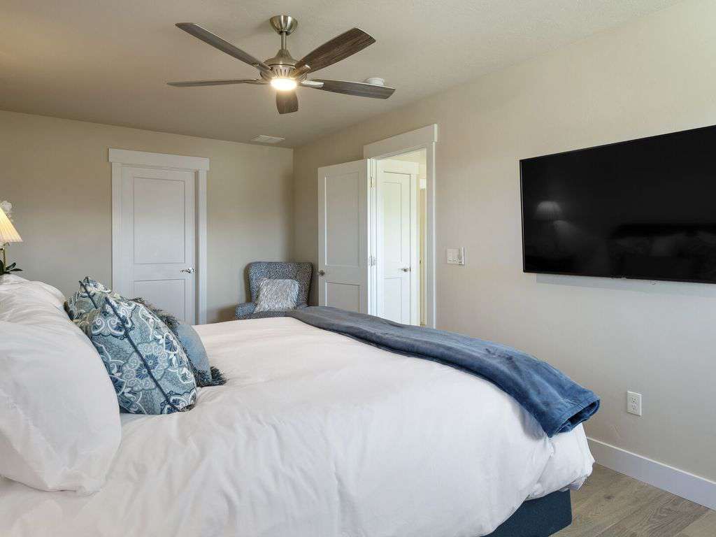 Flat screen in master