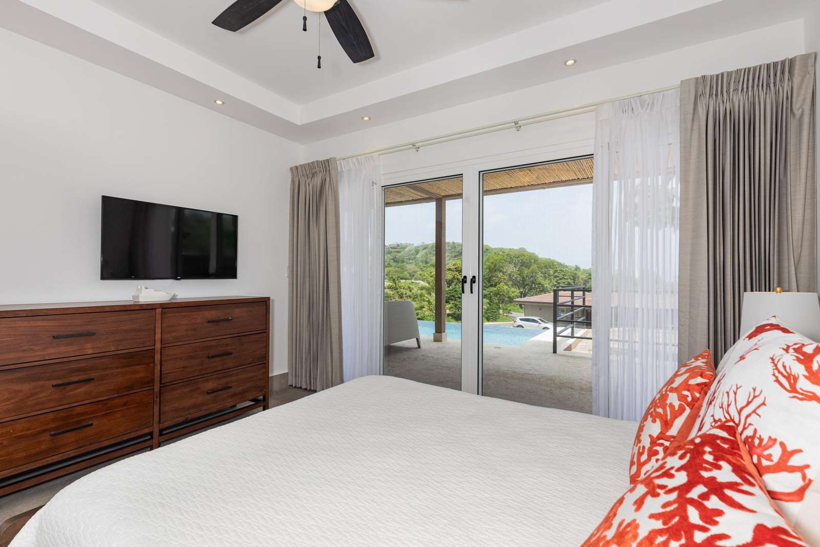 Master bedroom, queen bed, private bathroom